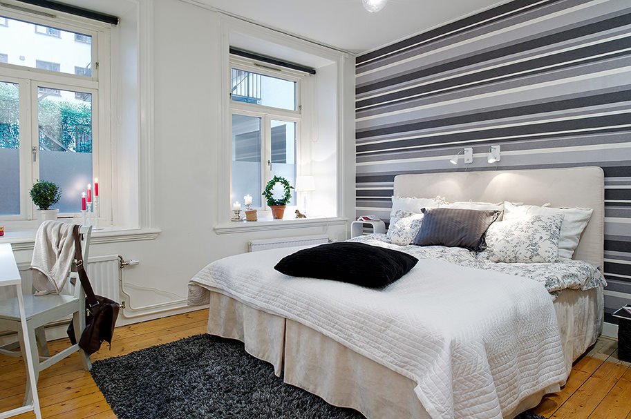 design della camera da letto con carta da parati a righe grigie