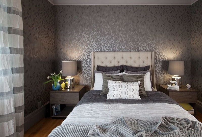 design della camera da letto con carta da parati grigia