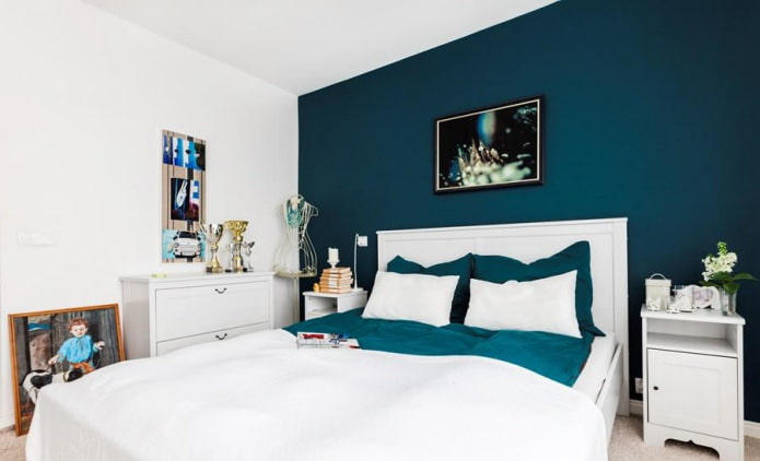 Carta da parati combinata di diversi colori nella camera da letto