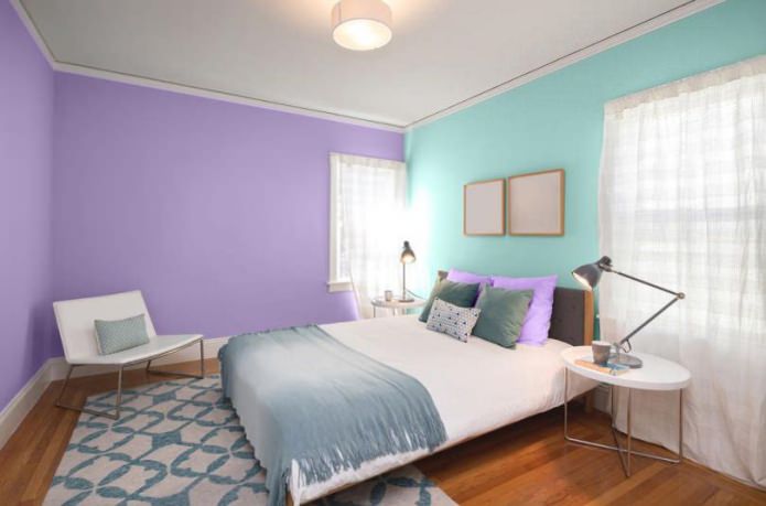 Carta da parati combinata di diversi colori nella camera da letto