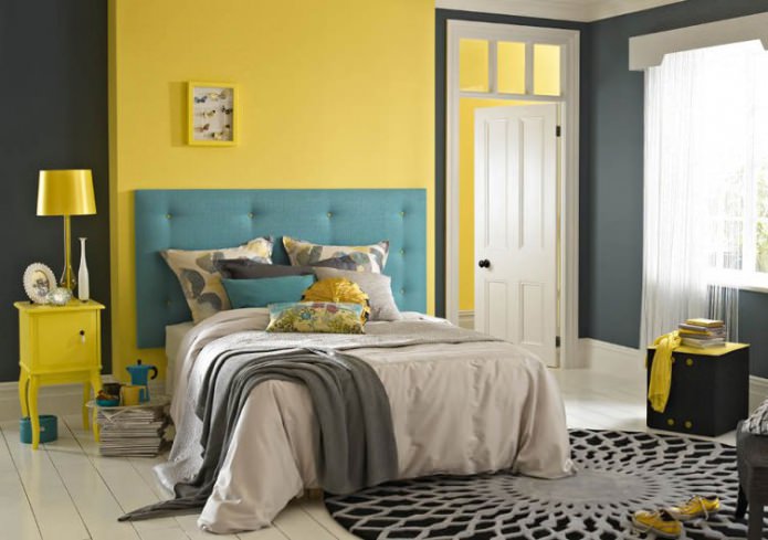 Carta da parati combinata di diversi colori nella camera da letto