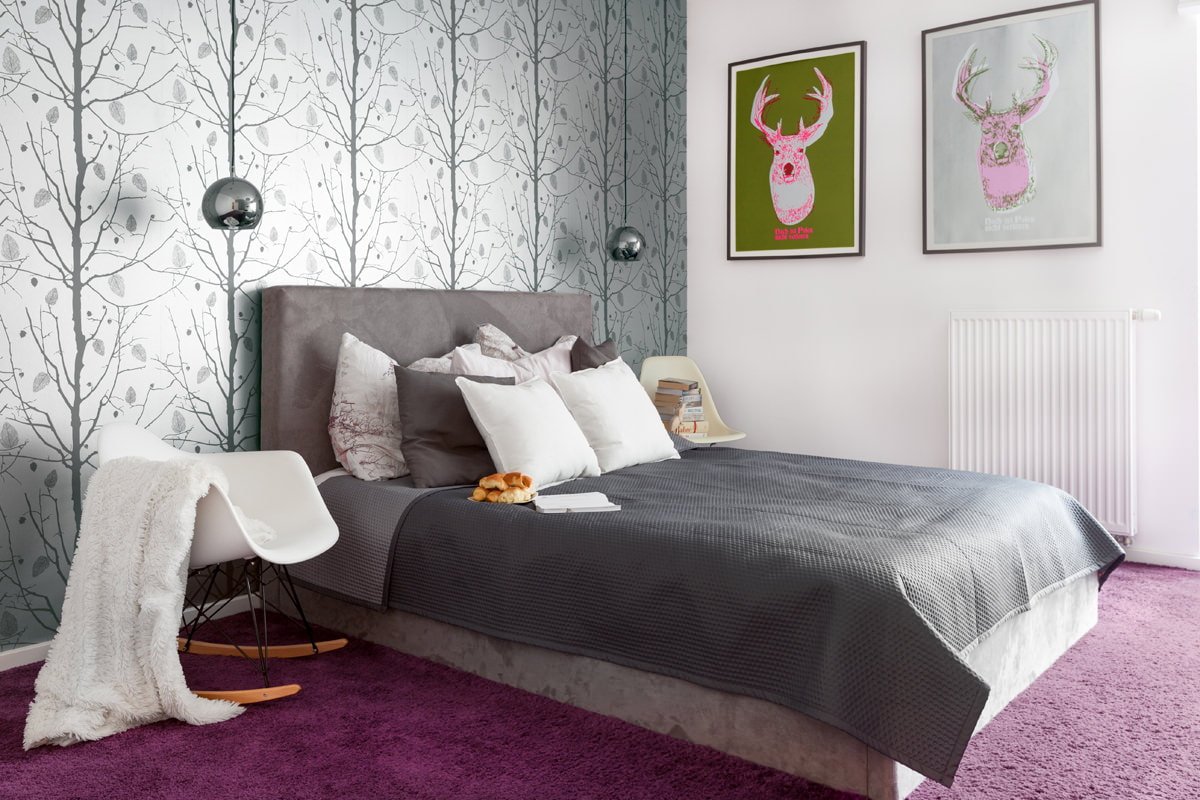 design della camera da letto con carta da parati grigia
