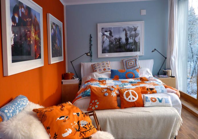 Carta da parati combinata di diversi colori nella camera da letto