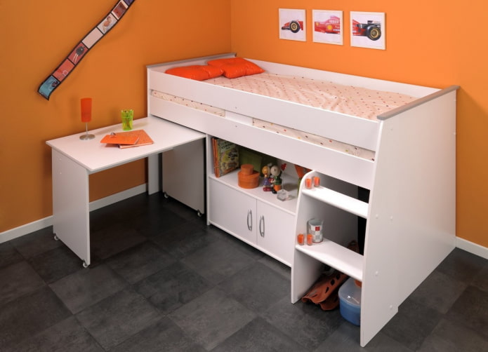 scrivania estraibile integrata nel letto