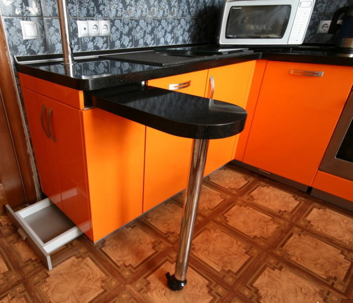 Piano di lavoro estraibile integrato nel bancone bar
