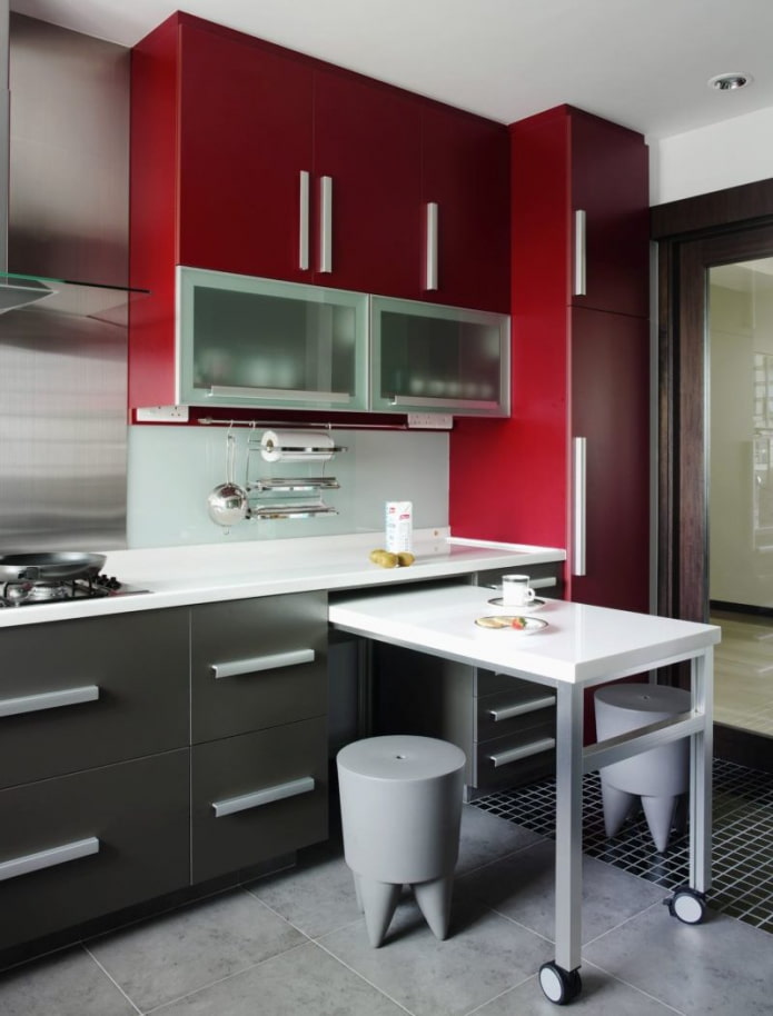 tavolo estraibile all'interno della cucina