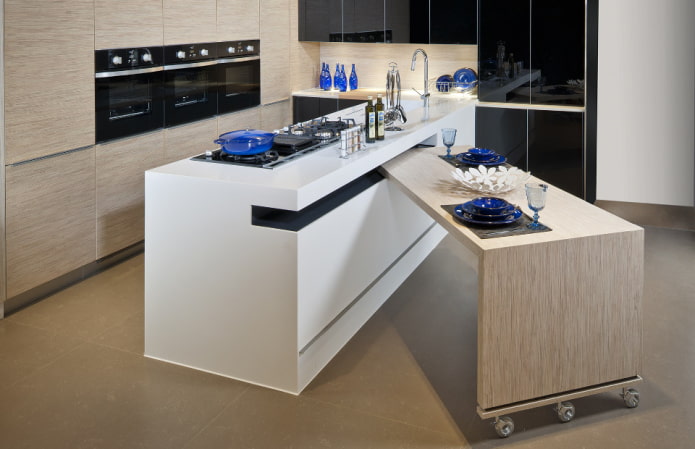 tavolo estraibile in legno all'interno