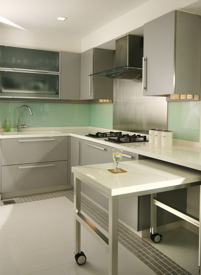 tavolo estraibile all'interno della cucina