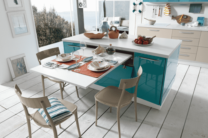 tavolo estraibile nell'interno della cucina