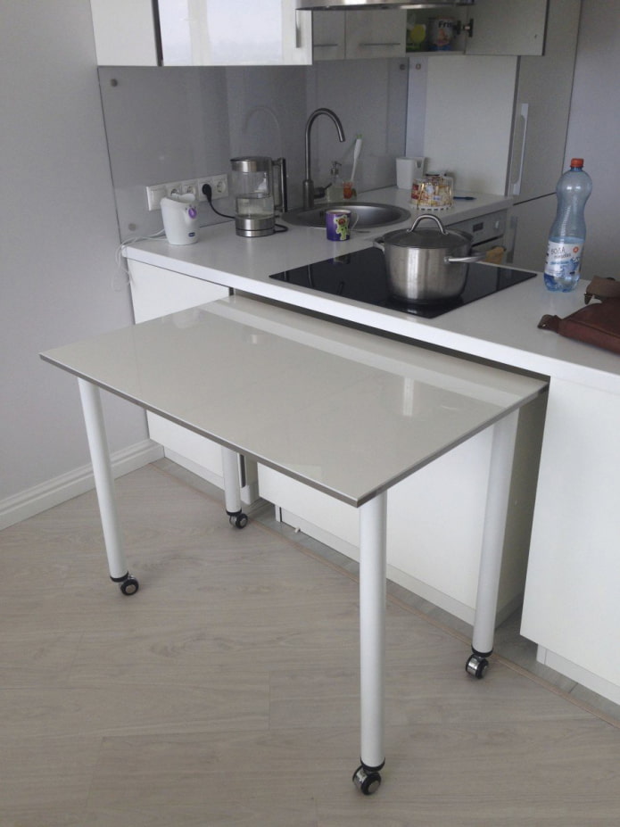 tavolo estraibile in vetro all'interno
