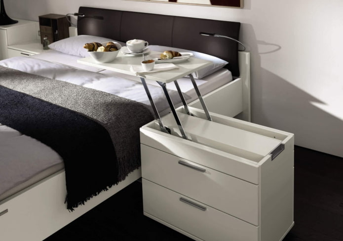 tavolo estraibile all'interno della camera da letto