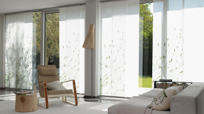 Pannelli giapponesi in un interno in stile ecologico