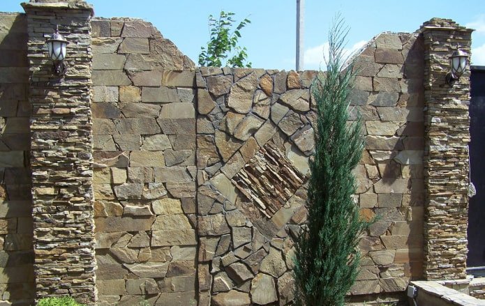recinzione in pietra per la casa