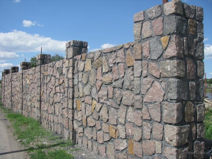 una recinzione in pietra e cemento