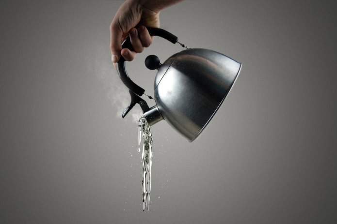 pulire un intasamento con acqua bollente