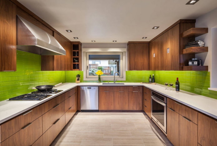 design della cucina nei toni del verde-marrone