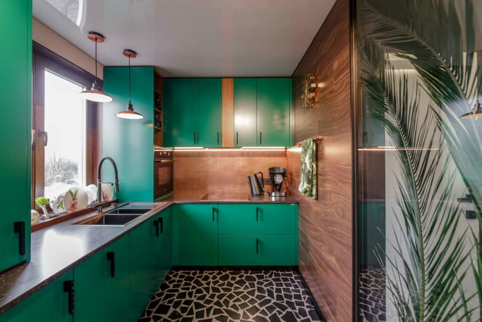 design della cucina nei toni del verde e del marrone