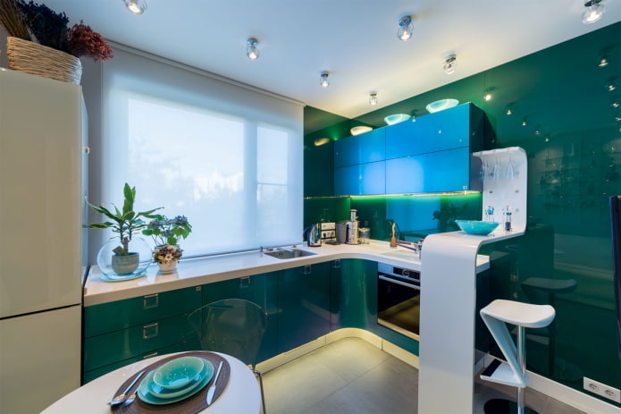 design della cucina nei toni del blu-verde