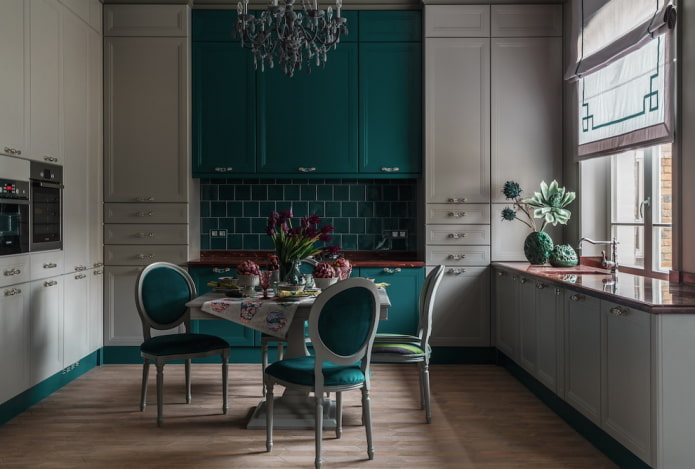 design della cucina nei toni del grigio-verde