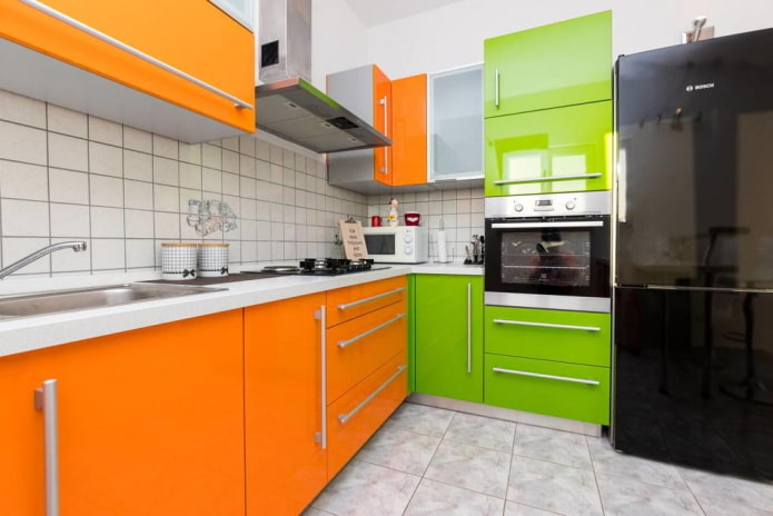 interno della cucina nei toni del verde e dell'arancione
