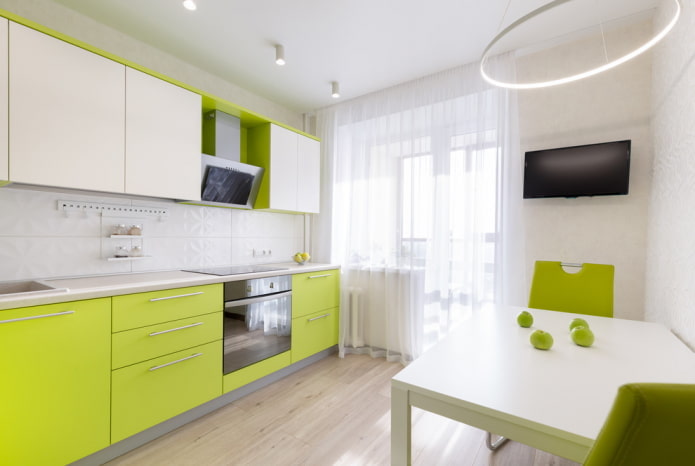 design della cucina nei toni del bianco e del verde