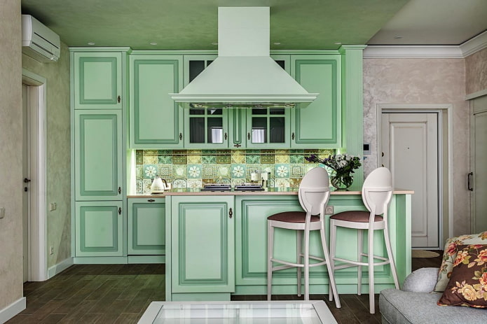 design della cucina nei toni del verde pallido