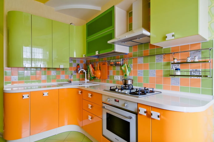 interno della cucina nei toni del verde e dell'arancione