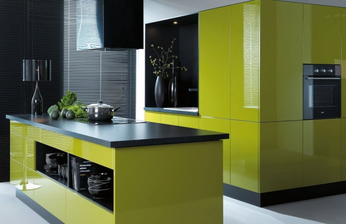 interno della cucina nei toni del nero e del verde