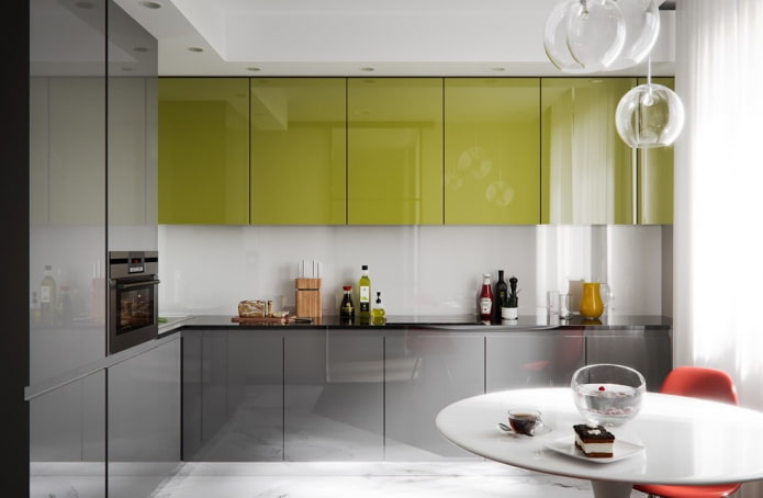 design della cucina nei toni del grigio-verde