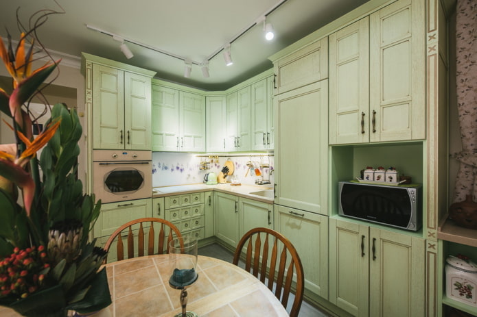 design della cucina nei toni del verde pallido