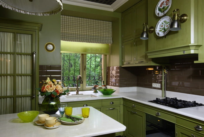 tende nell'interno della cucina nei toni del verde