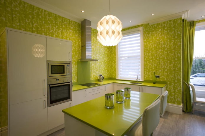 illuminazione e decorazioni nell'interno della cucina nei toni del verde