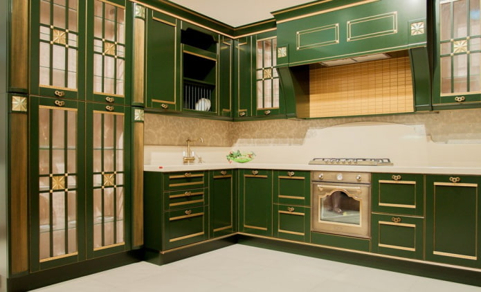 interno della cucina nei toni del beige e del verde