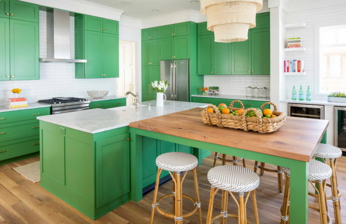mobili nell'interno della cucina nei toni del verde