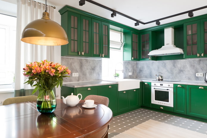 mobili per l'arredamento della cucina nei toni del verde