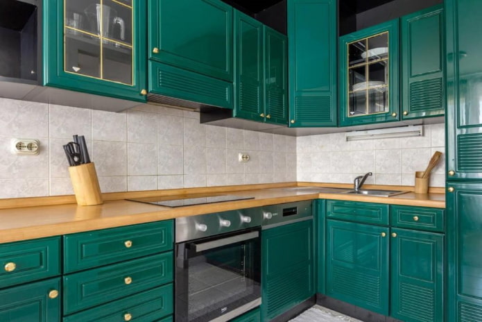 piano di lavoro della cucina nei toni del verde