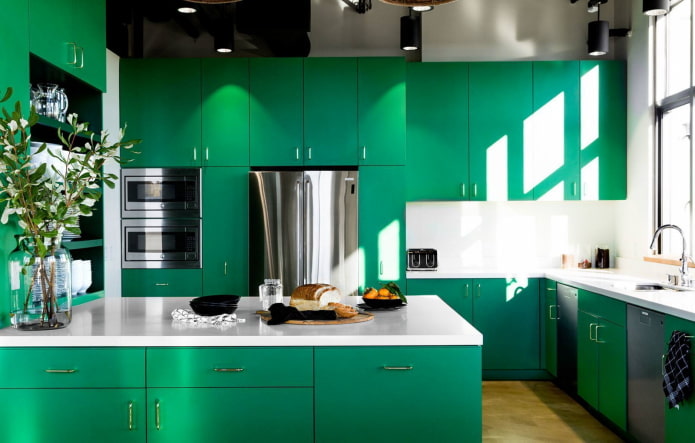 mobili nell'interno della cucina nei toni del verde