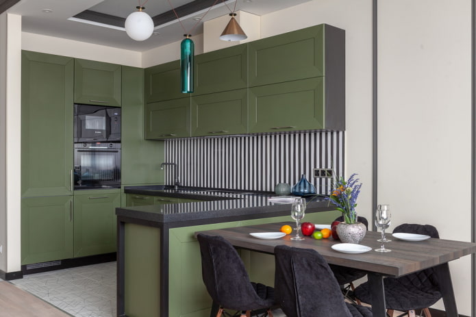 mobili nell'interno della cucina nei toni del verde