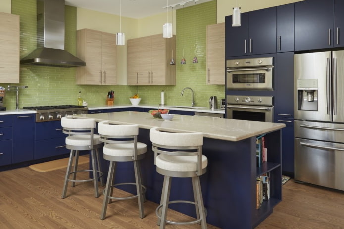 design della cucina nei toni del blu-verde