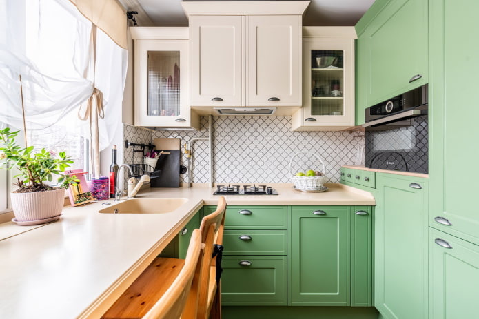 piano di lavoro della cucina nei toni del verde