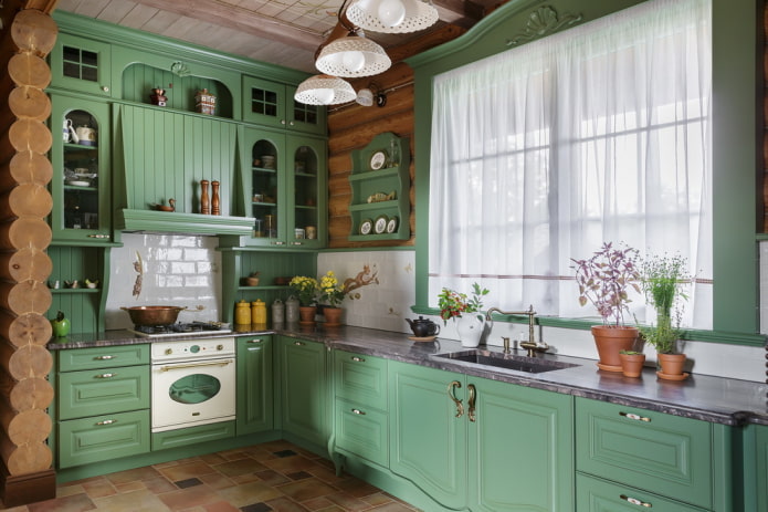 tende nell'interno della cucina nei toni del verde
