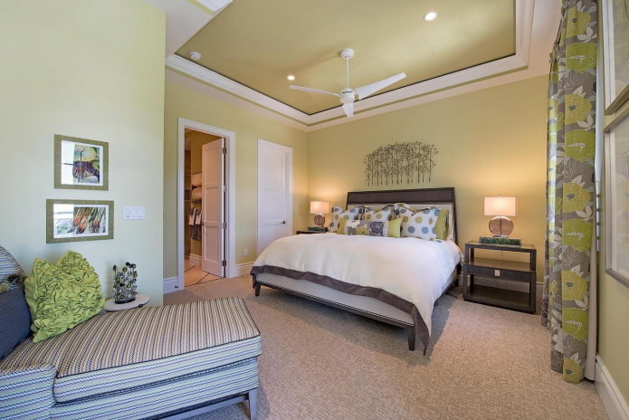 interno della camera da letto nelle tonalità dell'oliva