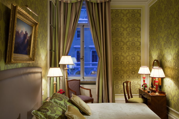 interno della camera da letto nelle tonalità dell'oliva