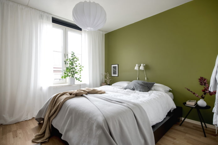 tende nell'interno della camera da letto nei toni del verde
