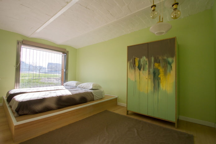 mobili all'interno della camera da letto nei toni del verde