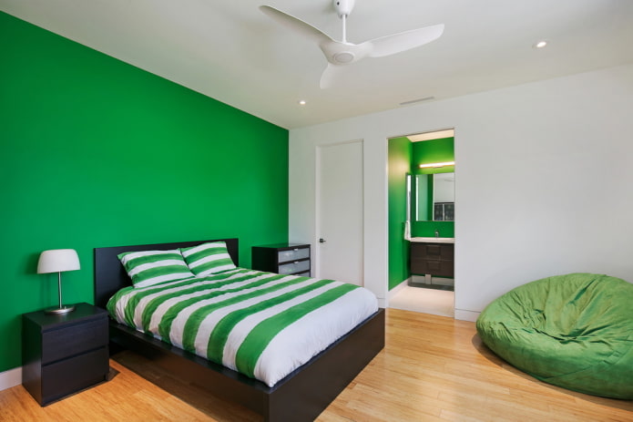 mobili all'interno della camera da letto nei toni del verde