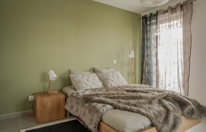 tende nell'interno della camera da letto nei toni del verde