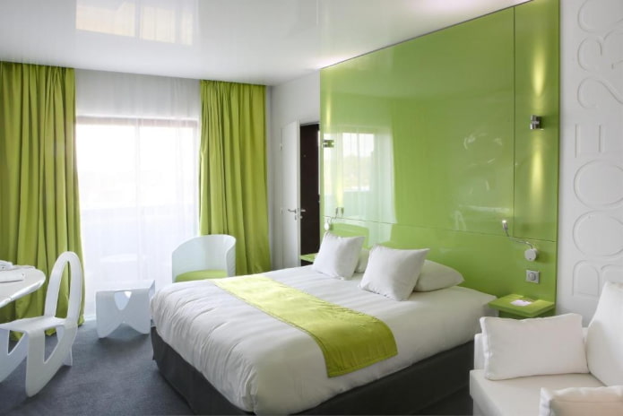 combinazione di colori all'interno della camera da letto nei toni del verde