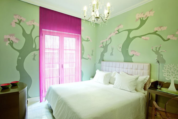 tende nell'interno della camera da letto nei toni del verde
