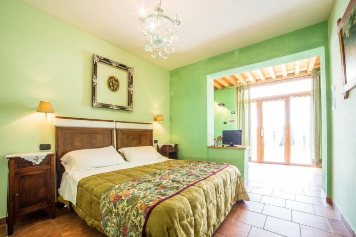 interno della camera da letto nei toni del verde chiaro